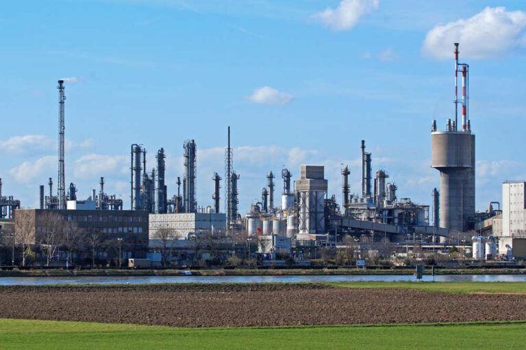 Mehr über den Artikel erfahren Die wichtigsten Wirtschaftszweige in Rheinland-Pfalz – Von Chemie bis Tourismus