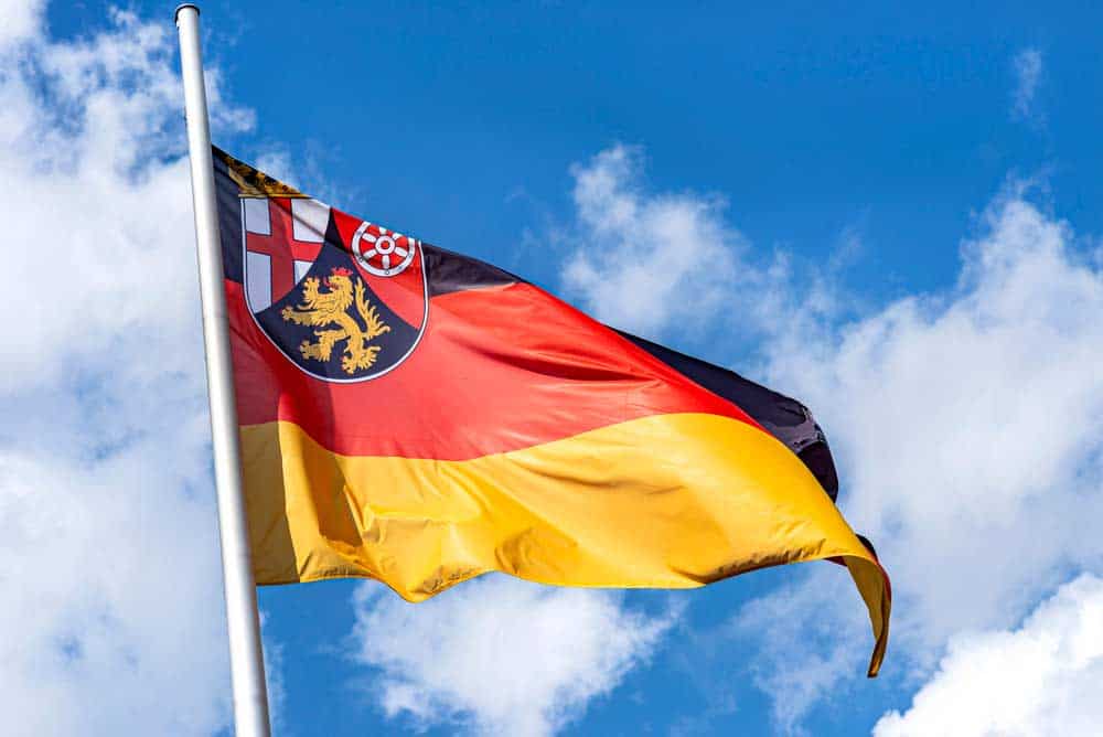 Rheinland-Pfalz Logo auf Deutschlandfahne Rheinland-Pfalz Logo auf Deutschlandfahne (depositphotos.com)