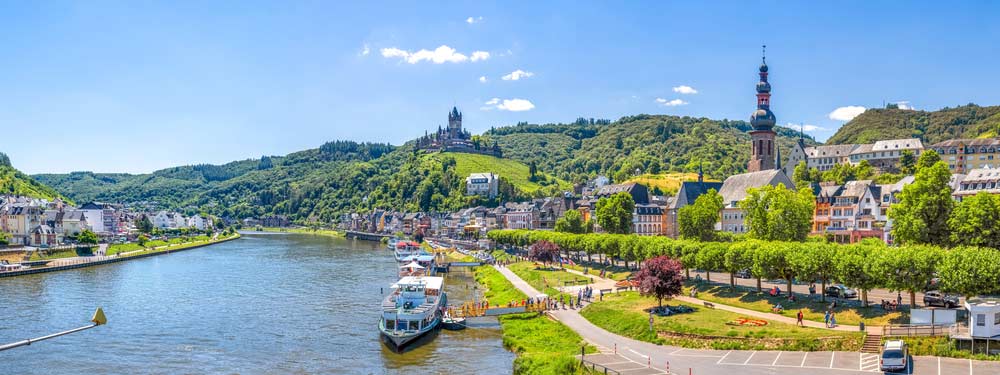 Stadt Cochem, die an der Mosel im Bundesland Rheinland-Pfalz Stadt Cochem, die an der Mosel im Bundesland Rheinland-Pfalz (depositphotos.com)
