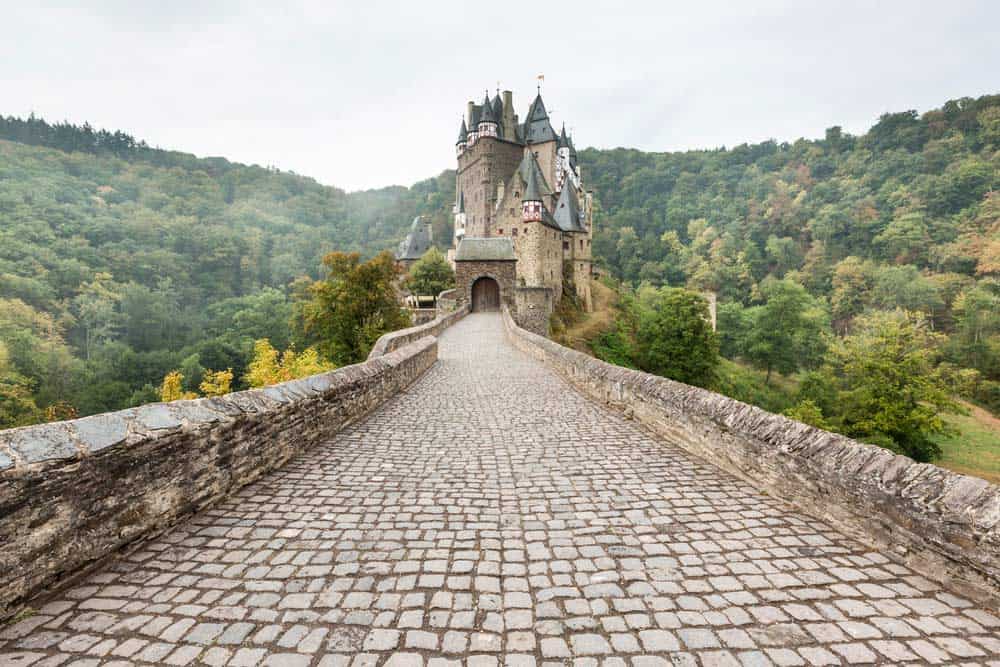 Der Weg zur Burg Eltz (depositphotos.com)