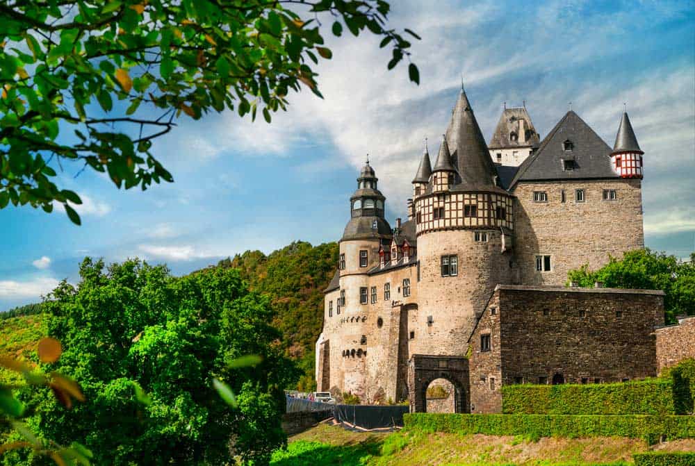 Schloss Bürresheim mit Fachwerkfassaden Schloss Bürresheim mit Fachwerkfassaden (depositphotos.com)