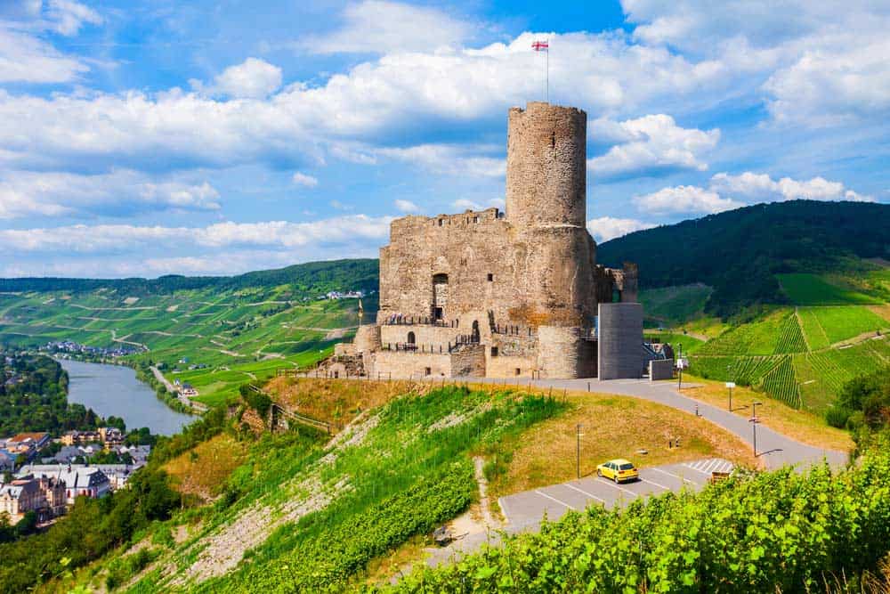 Bernkastel-Kues mit der Burg Landshut (depositphotos.com)