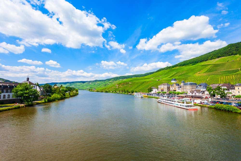 Bernkastel-Kues liegt direkt am Moselsteig auf Etappe 9/10 und ist eines der Highlights des gesamten Weges. Bernkastel-Kues am Moselsteig (depositphotos.com)