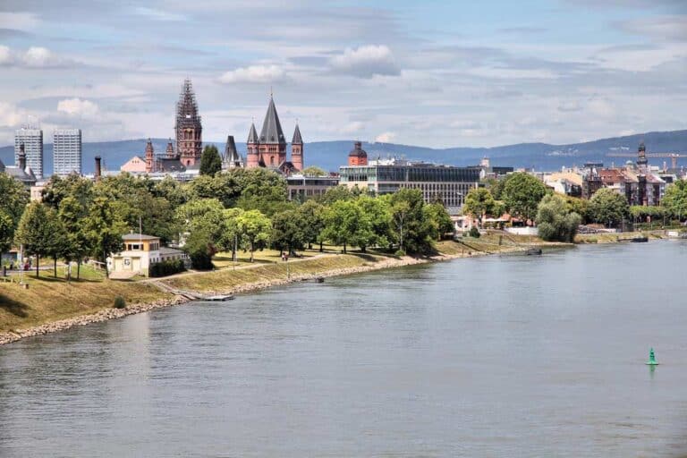 Mehr über den Artikel erfahren Regionale Unterschiede – Wirtschaftliche Schwerpunkte von Mainz bis Trier