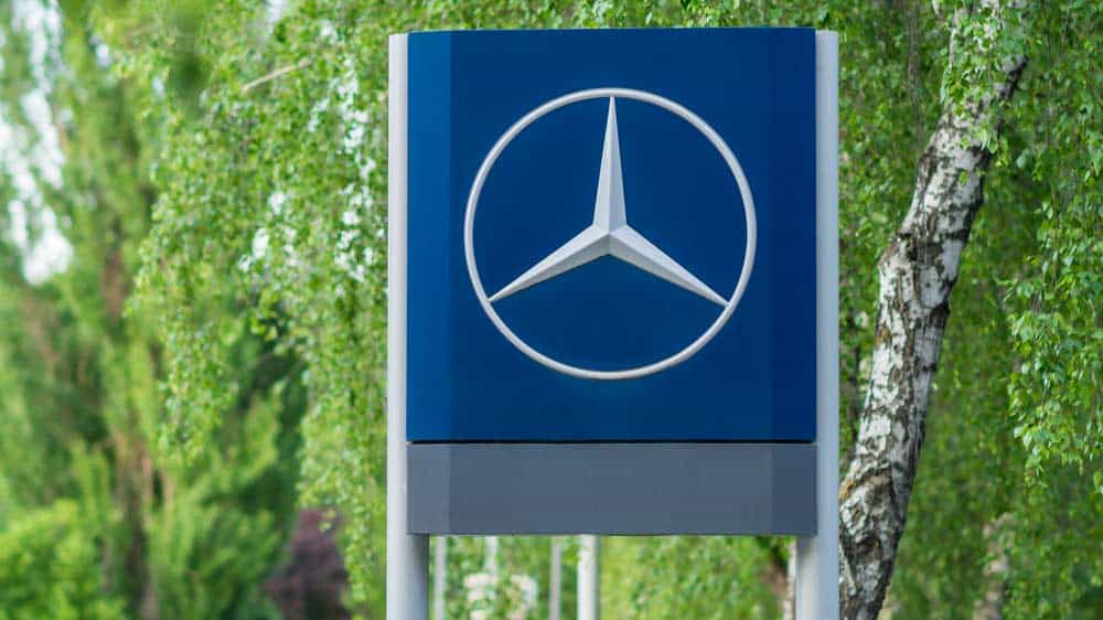 Mercedes-Benz Schild Mercedes-Benz Schild (depositphotos.com)