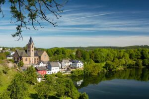 Mehr über den Artikel erfahren Ulmener Maar – ein Eifelsee