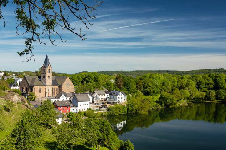 Mehr über den Artikel erfahren Ulmener Maar – ein Eifelsee