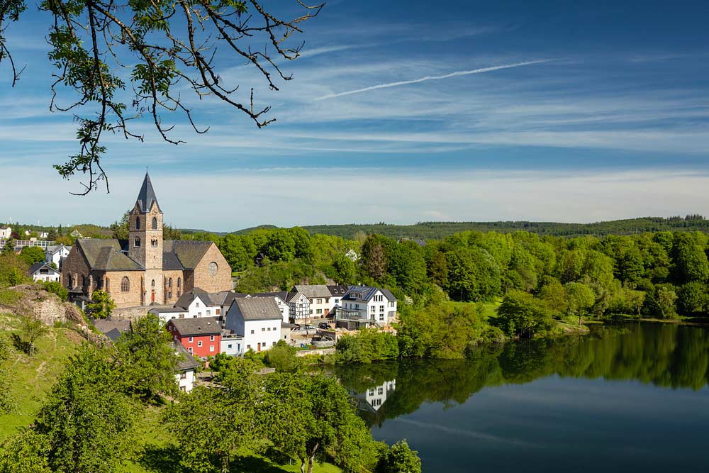 Du betrachtest gerade Ulmener Maar – ein Eifelsee